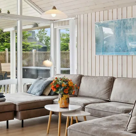 Charming With Many Activities Hébergement de vacances Bøtø By